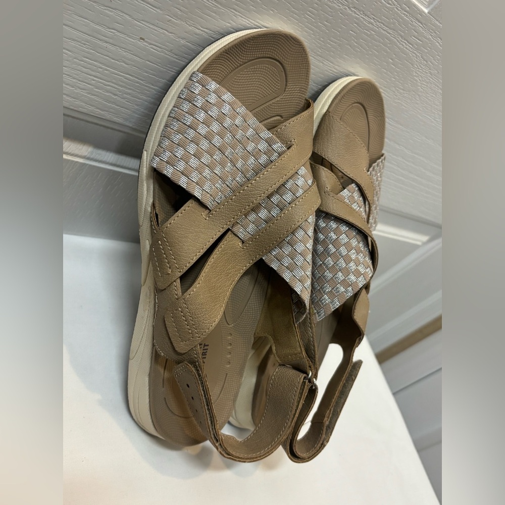Earth Spirit Stylish Tan Sandals for Women Size 10